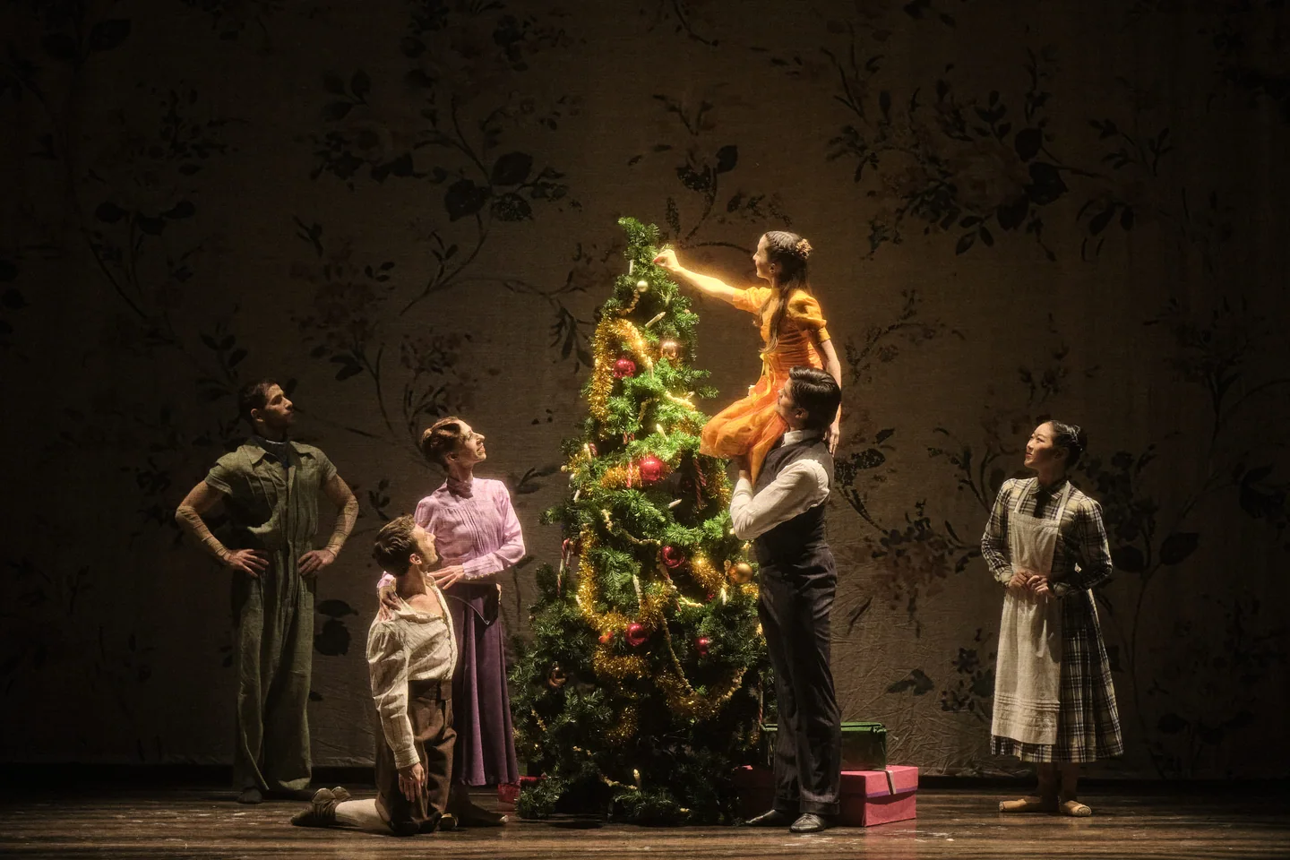 A scene around the Christmas tree; Karlsruhe production archive, 2024.