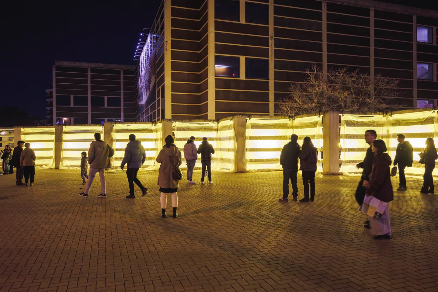 Visitantes ante la instalación lumínica Hexalux; archivo de Llum BCN 2026.
