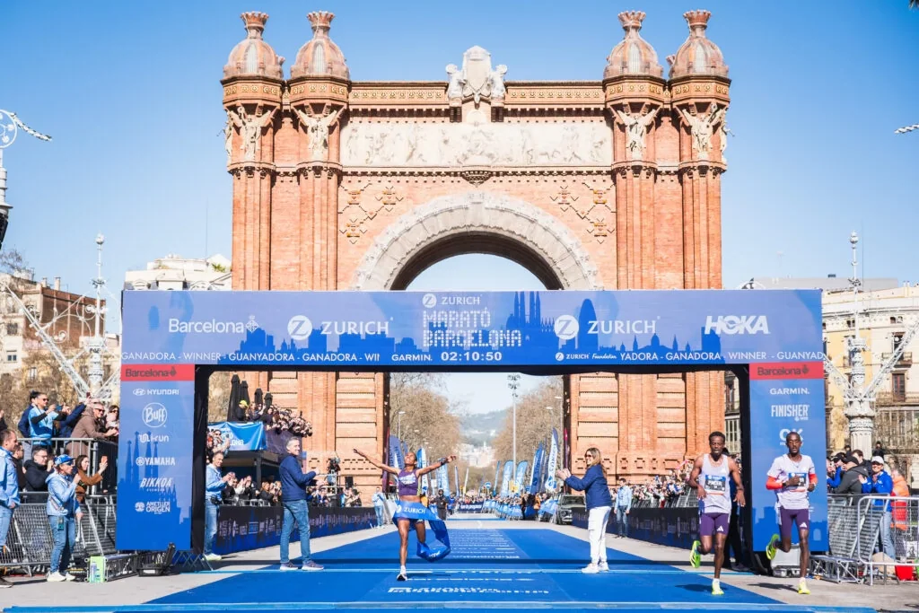 Ziel des Barcelona-Marathons 2026 am Arc de Triomf.
