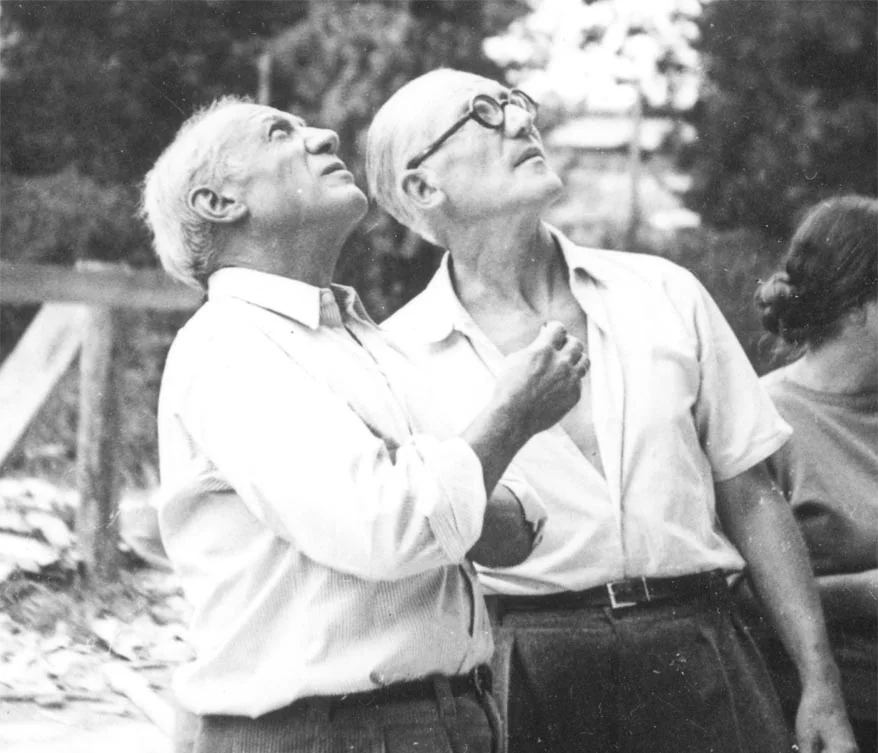 Picasso und Le Corbusier auf einer Archivaufnahme zur Ausstellung.
