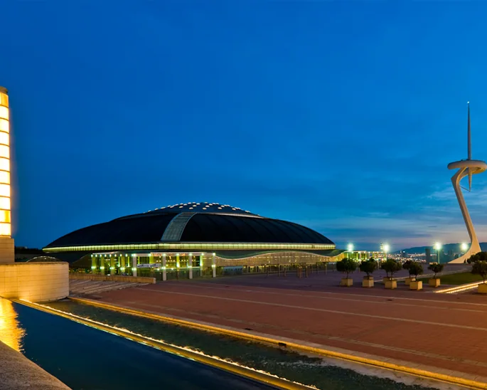 Kopuła Palau Sant Jordi o zmierzchu; widok miejsca koncertu.