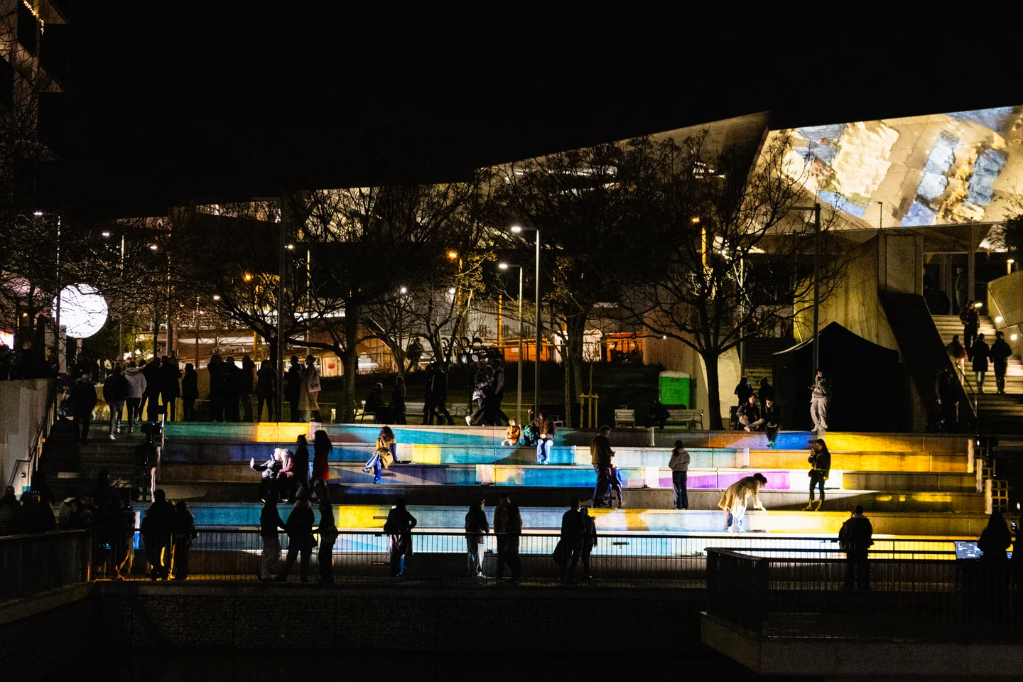 Escalones de colores de la instalación spectris; archivo de Llum BCN 2026.