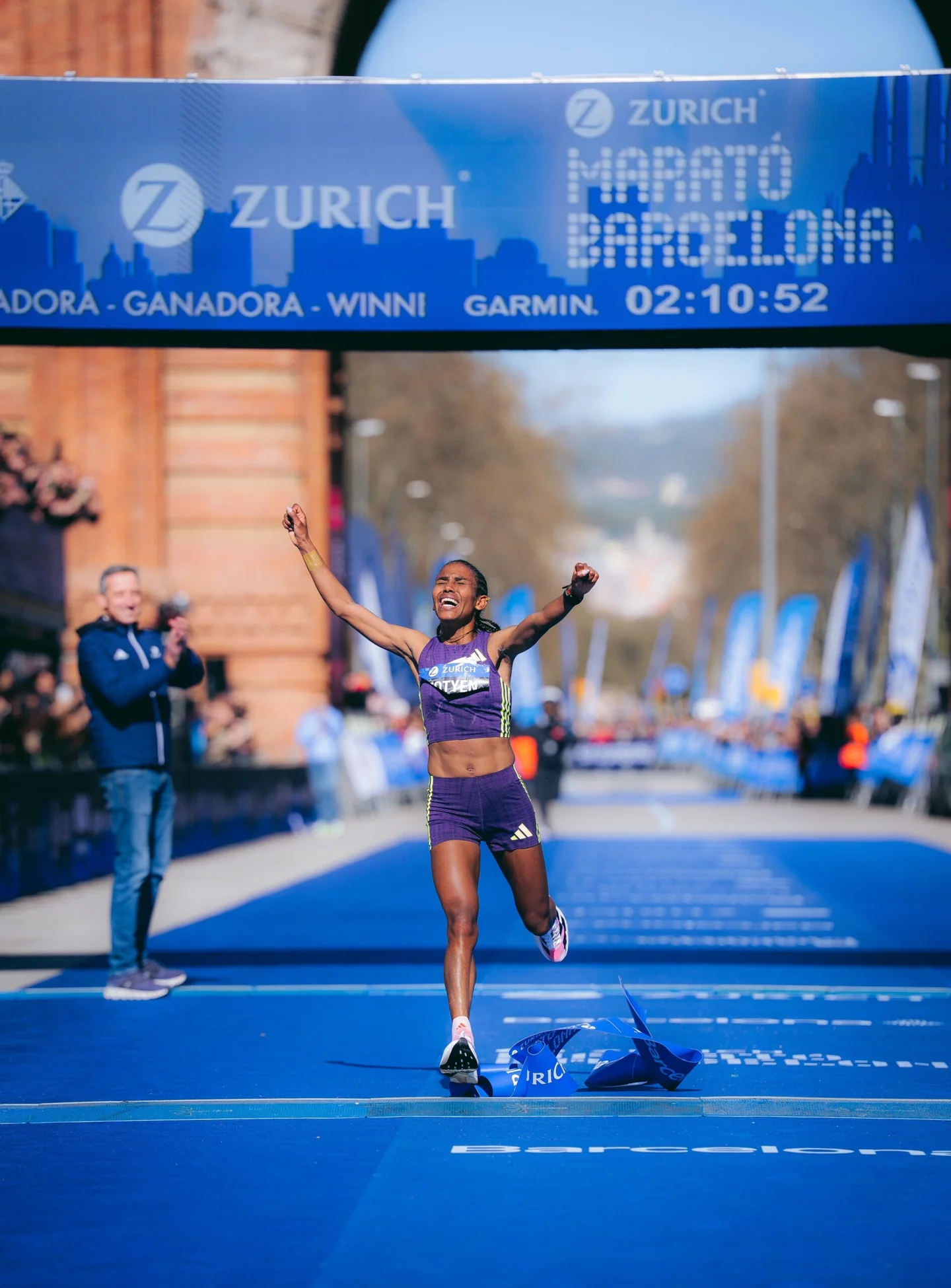 Eine Läuferin überquert die Ziellinie des Barcelona-Marathons, Archivaufnahme.
