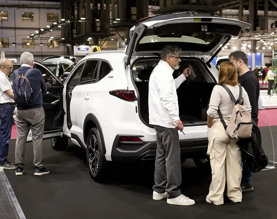 Visitors looking at a car; Automobile Barcelona archive.