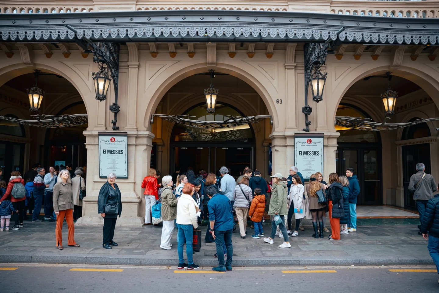 Widzowie przed łukowymi wejściami do Gran Teatre del Liceu; widok teatru.