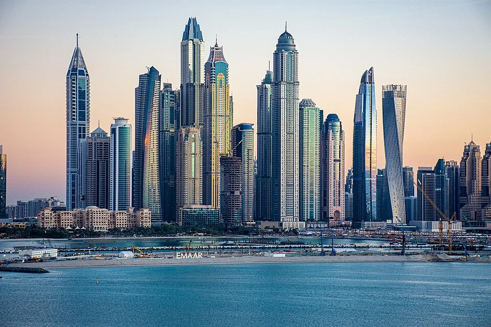 Die Skyline der Dubai Marina bei Sonnenuntergang, 2020
