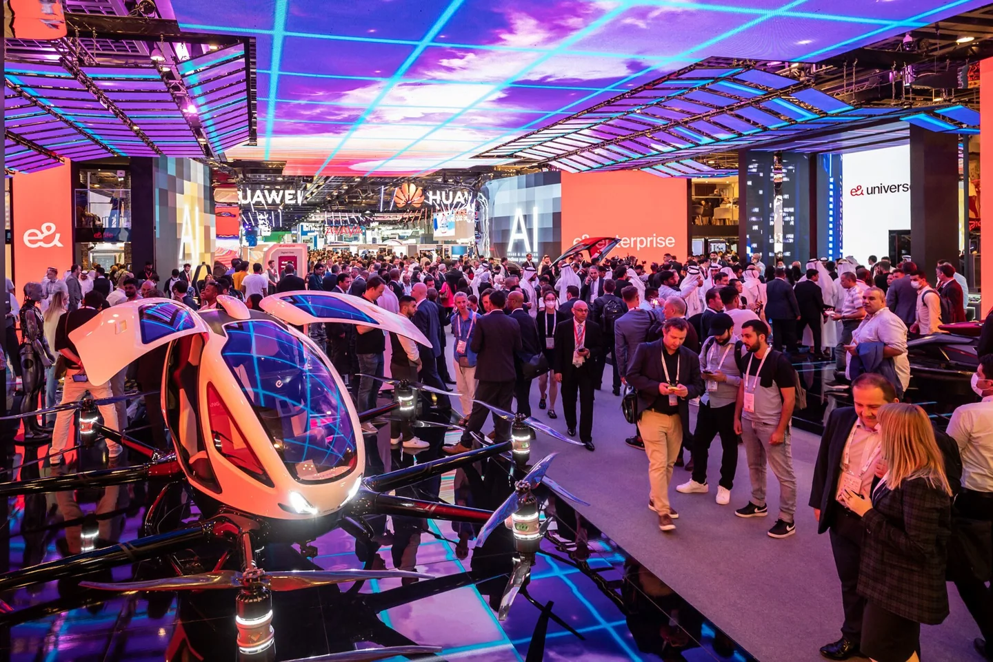 Besucher und Technologiestände auf der GITEX GLOBAL, 2022