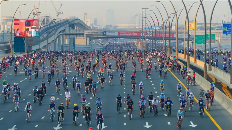 Des cyclistes sur Sheikh Zayed Road lors de Dubai Ride 2025.