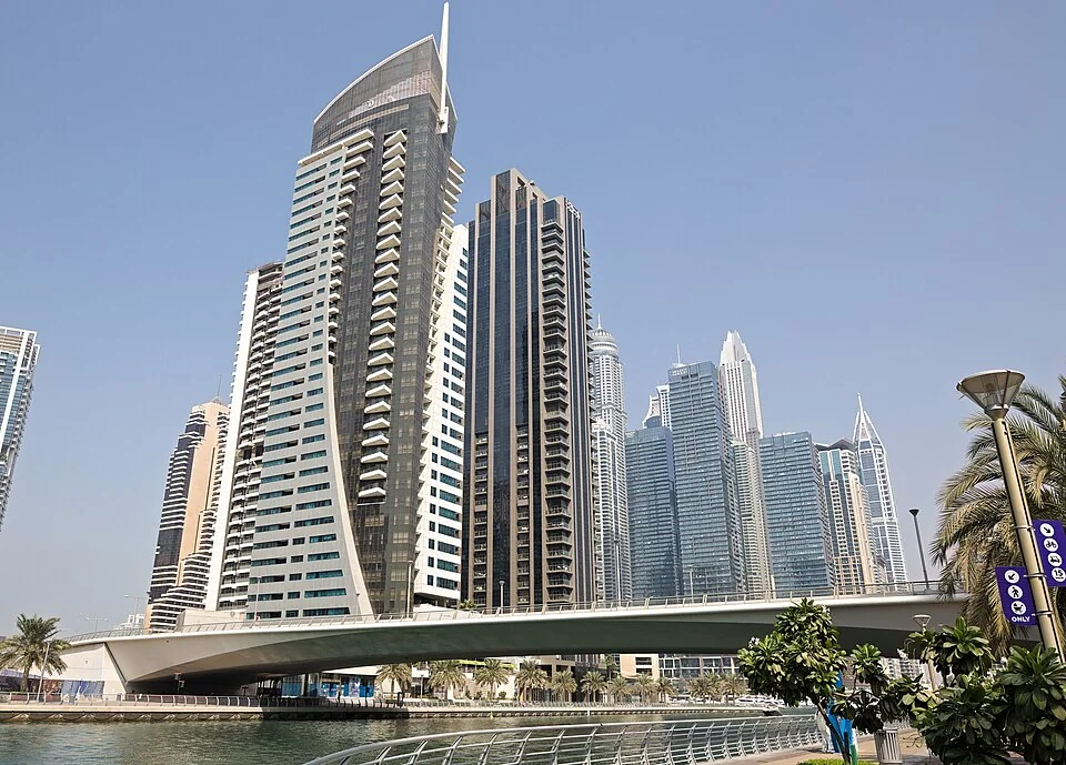Eine Brücke über den Kanal der Dubai Marina, 2021