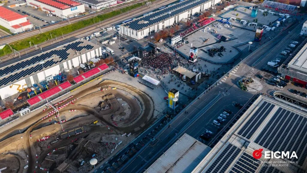 Vue d’en haut de la piste MotoLive entre les halls d’exposition.