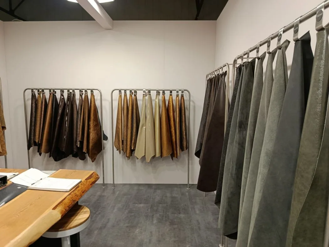 Un banco e campioni di materiali all’interno dello stand Rivadavia.