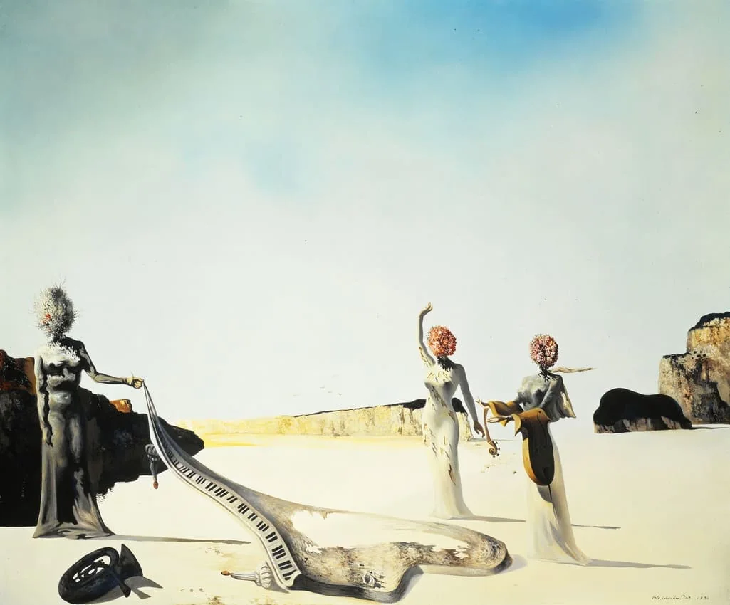 Drei weibliche Figuren mit Orchesterformen in einer surrealistischen Landschaft von Dalí.