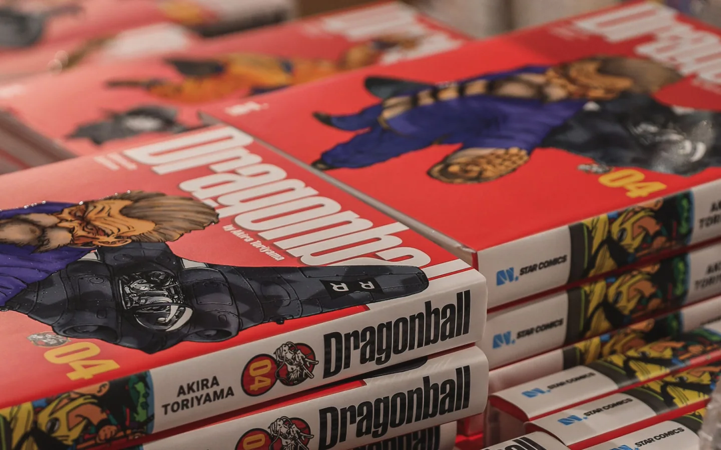 Stapel von Dragon-Ball-Bänden mit roten Einbänden.