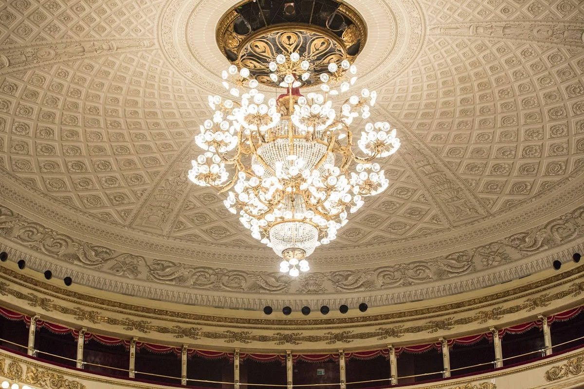 Der Kronleuchter im Zuschauerraum der Scala, ein Detail des Theaters.