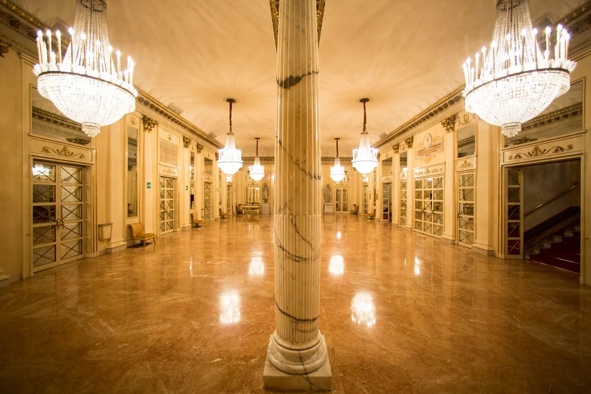 Das Foyer der Scala aus der offiziellen Sammlung des Theaters.