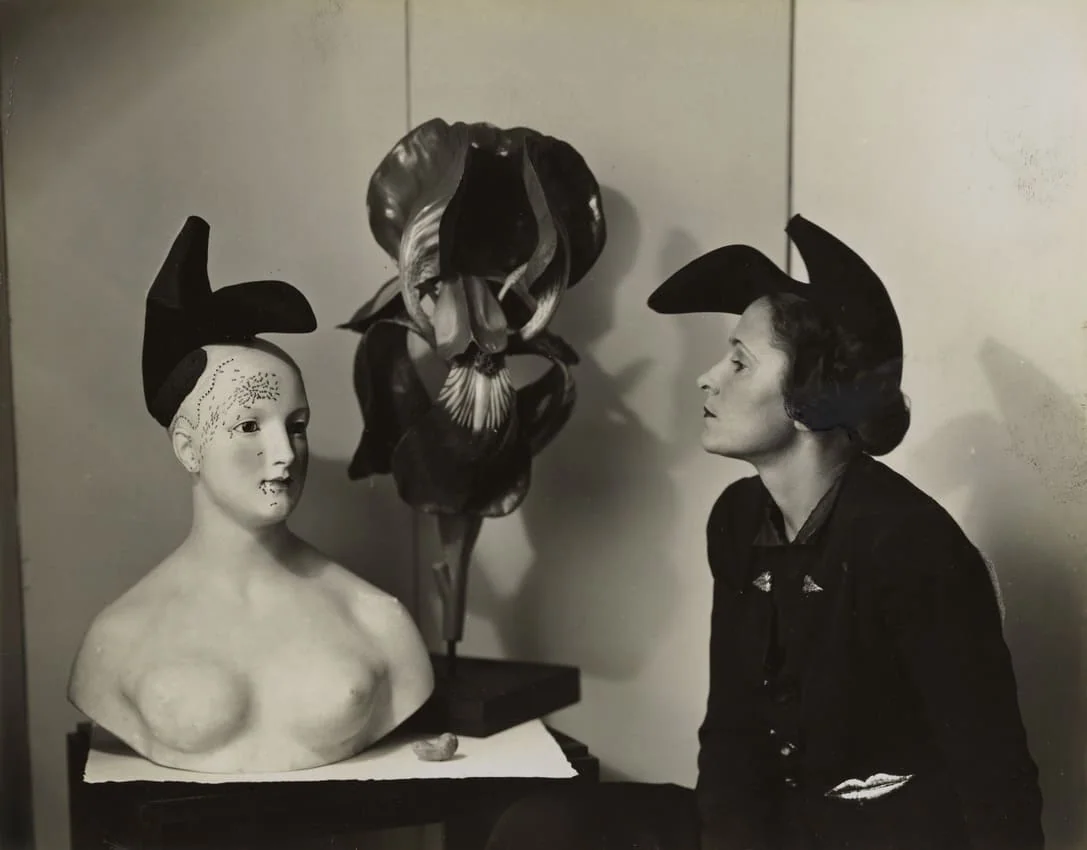 Gala wearing Schiaparelli’s shoe hat, 1938. André Caillet’s photograph from the exhibition materials.