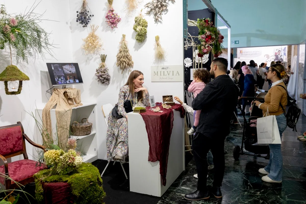 Gespräch an einem Stand mit Blumengestecken; Archiv von RomaSposa.