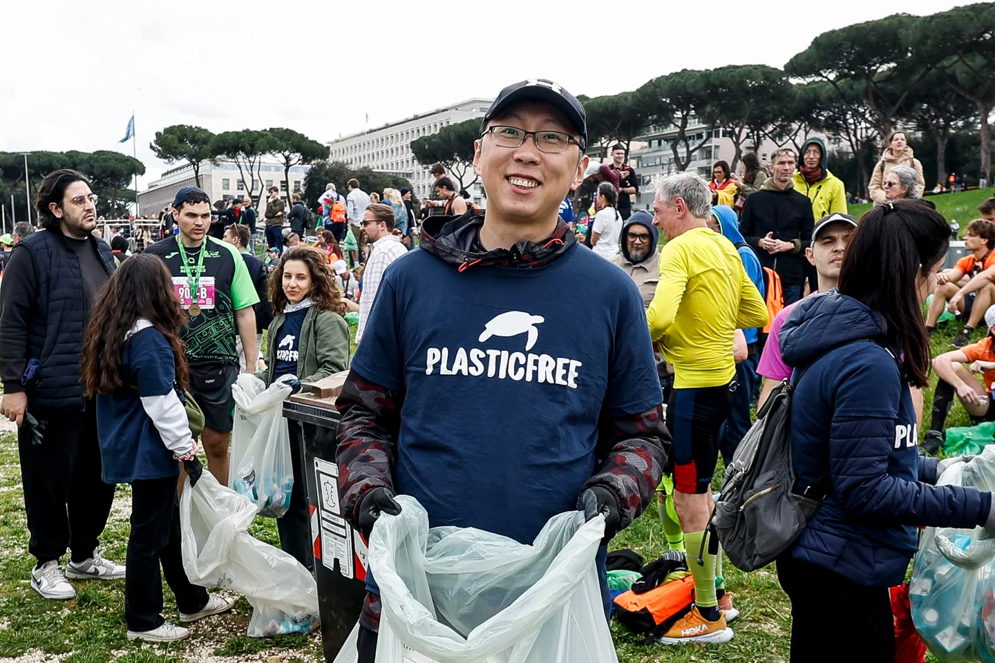 Des bénévoles de Plastic Free ramassent des déchets parmi les participants ayant terminé ; archive de 2025.