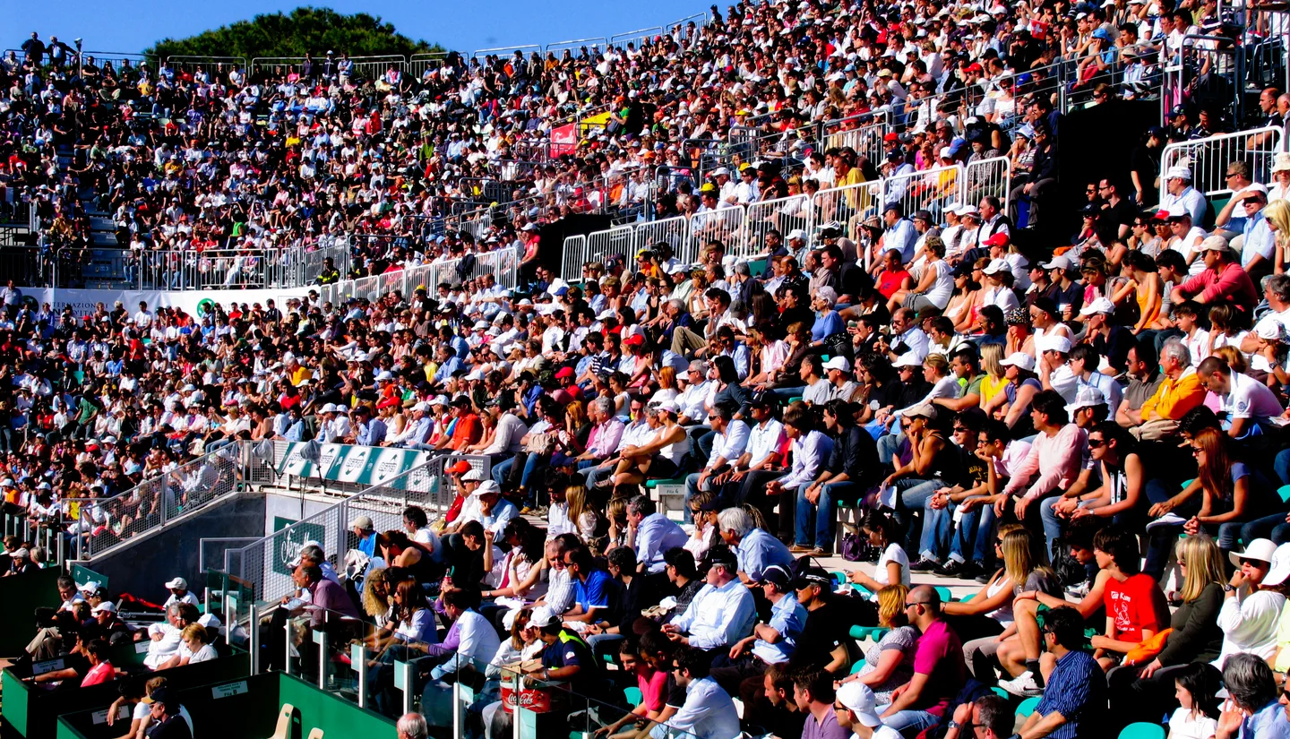 Spettatori su una tribuna di tennis del Foro Italico; veduta d’archivio.