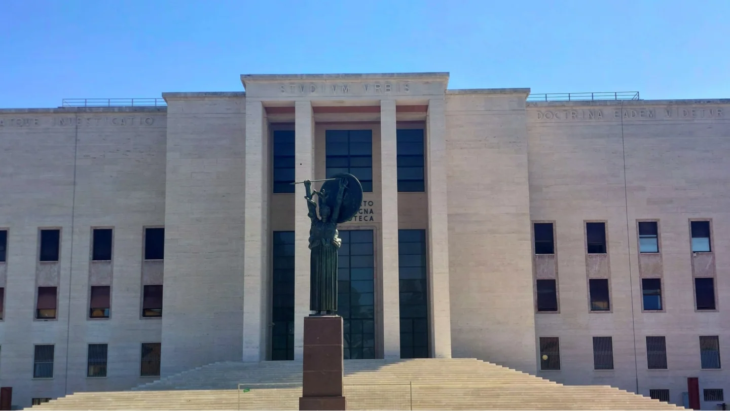 La facciata del Rettorato della Sapienza con la statua antistante; veduta della sede IUC.