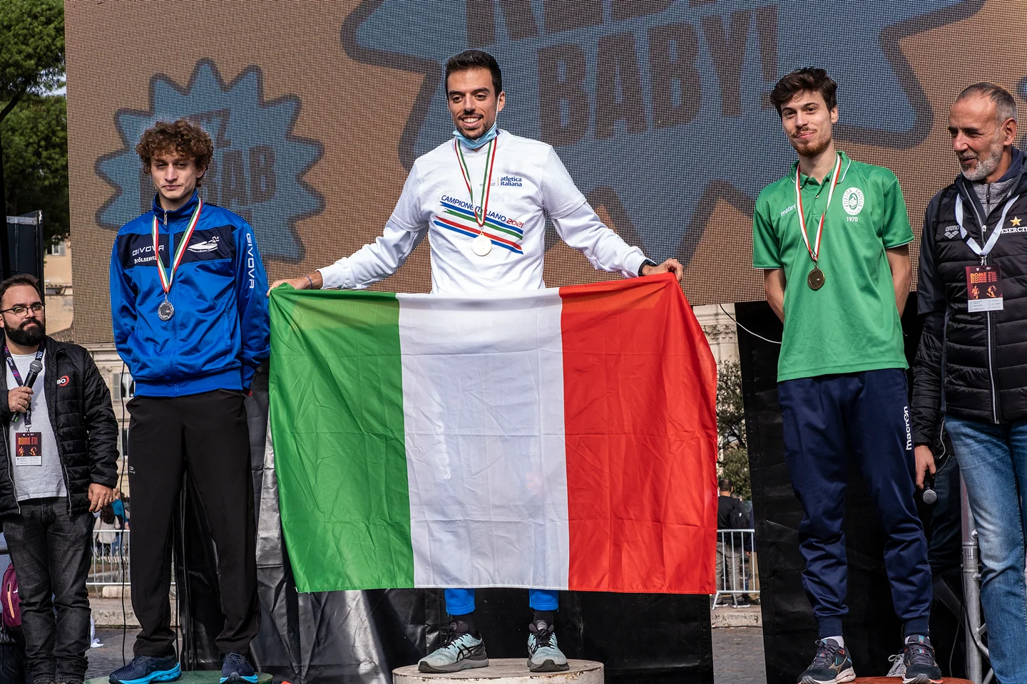 Archivio dell’organizzatore: tre corridori sul podio con la bandiera italiana nel 2021.