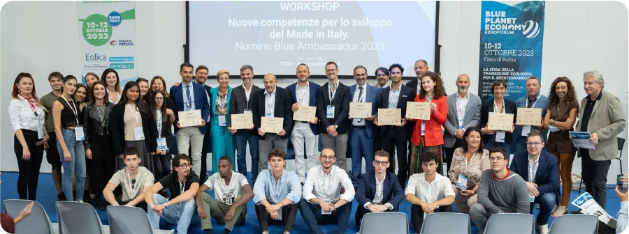 Групове фото учасників Blue Planet Economy 2023; рік видно на екрані.