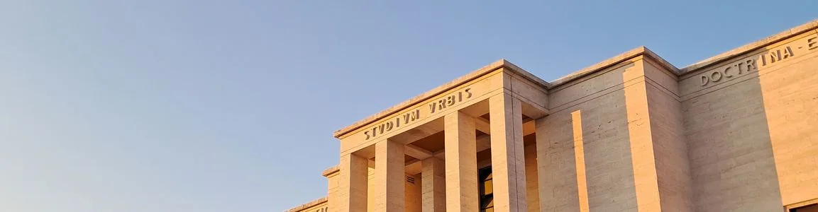 Colonne e iscrizione sul Rettorato della Sapienza: dettaglio architettonico della sede.