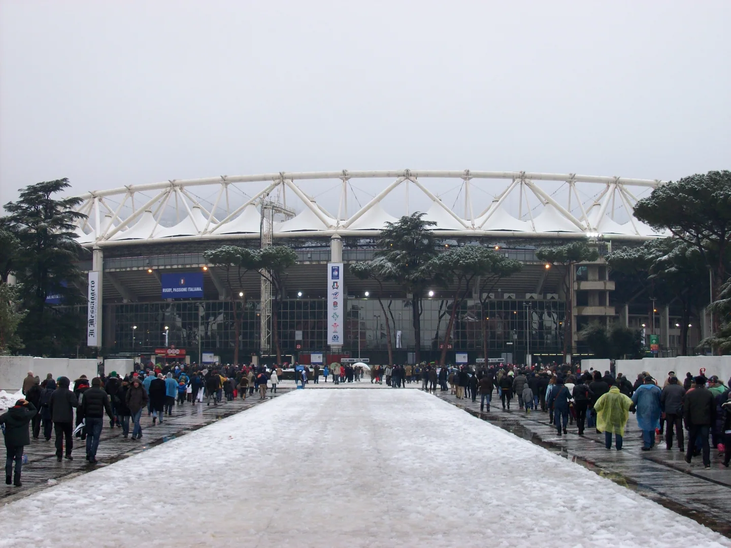 Schnee am Stadio Olimpico vor dem Rugbyspiel Italien–England am 11. Februar 2012; historische Aufnahme.