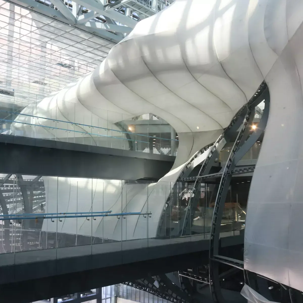 Weiße Innenstruktur und Treppen der La Nuvola; Ansicht des Veranstaltungsorts.