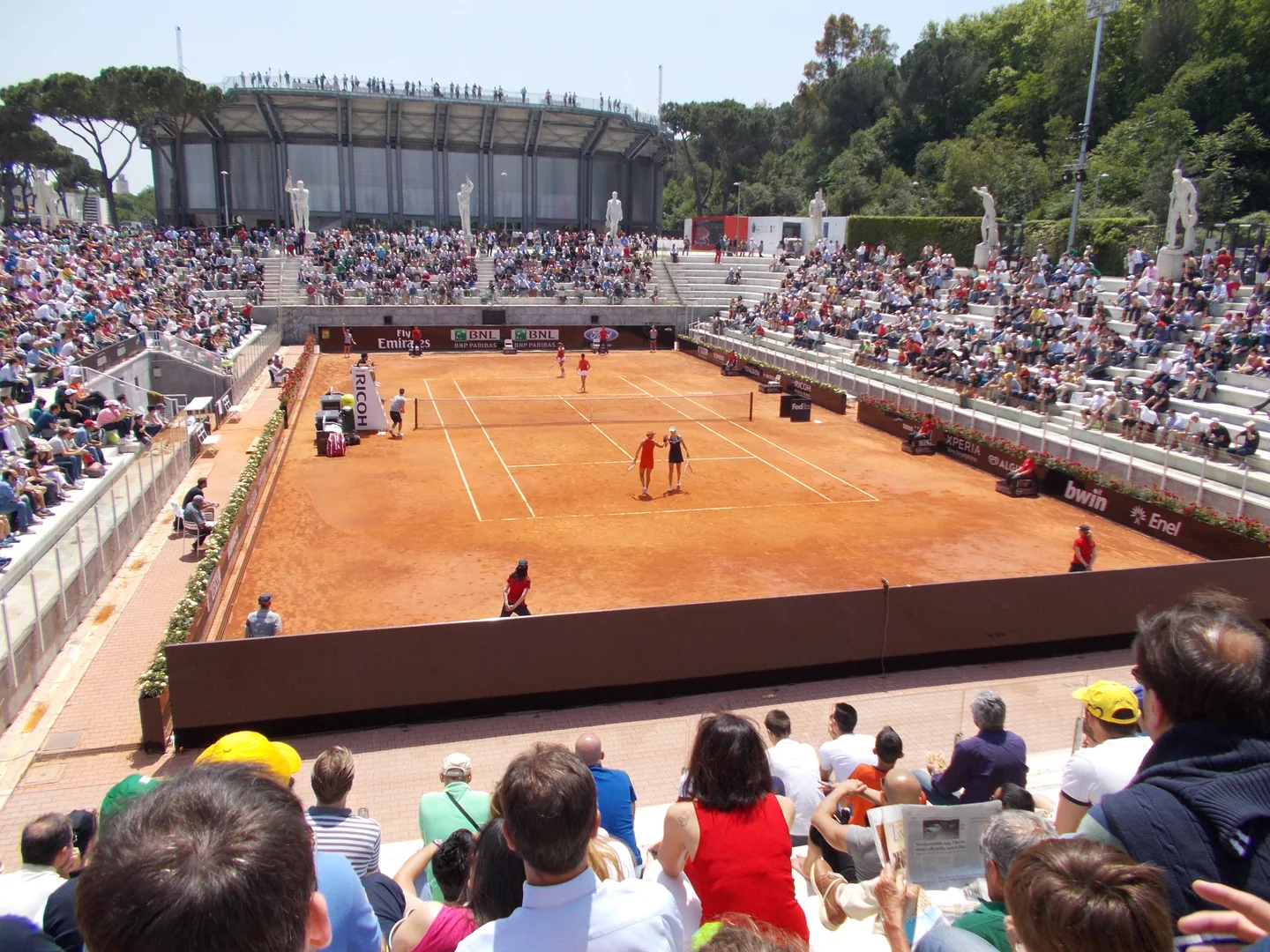 Ґрунтовий корт Pietrangeli зі статуями та глядачами у Foro Italico; 2012 рік.