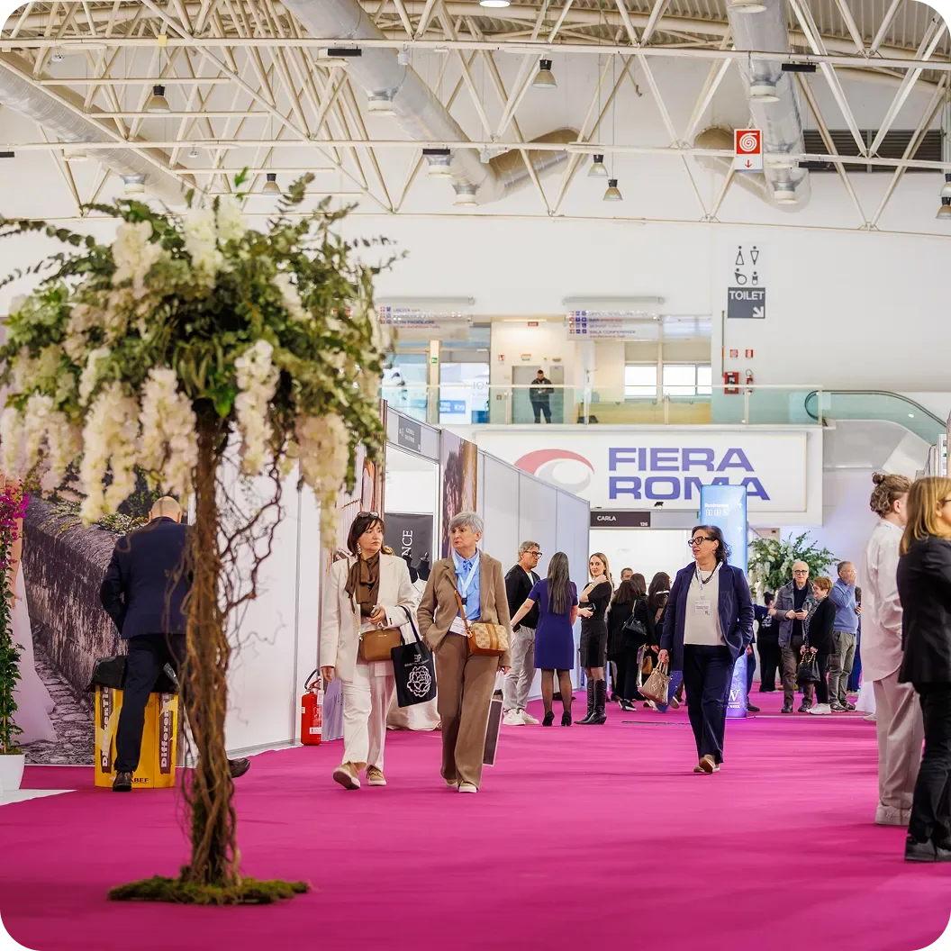 Besucher auf dem rosa Messeteppich; Rome Bridal Week 2026.