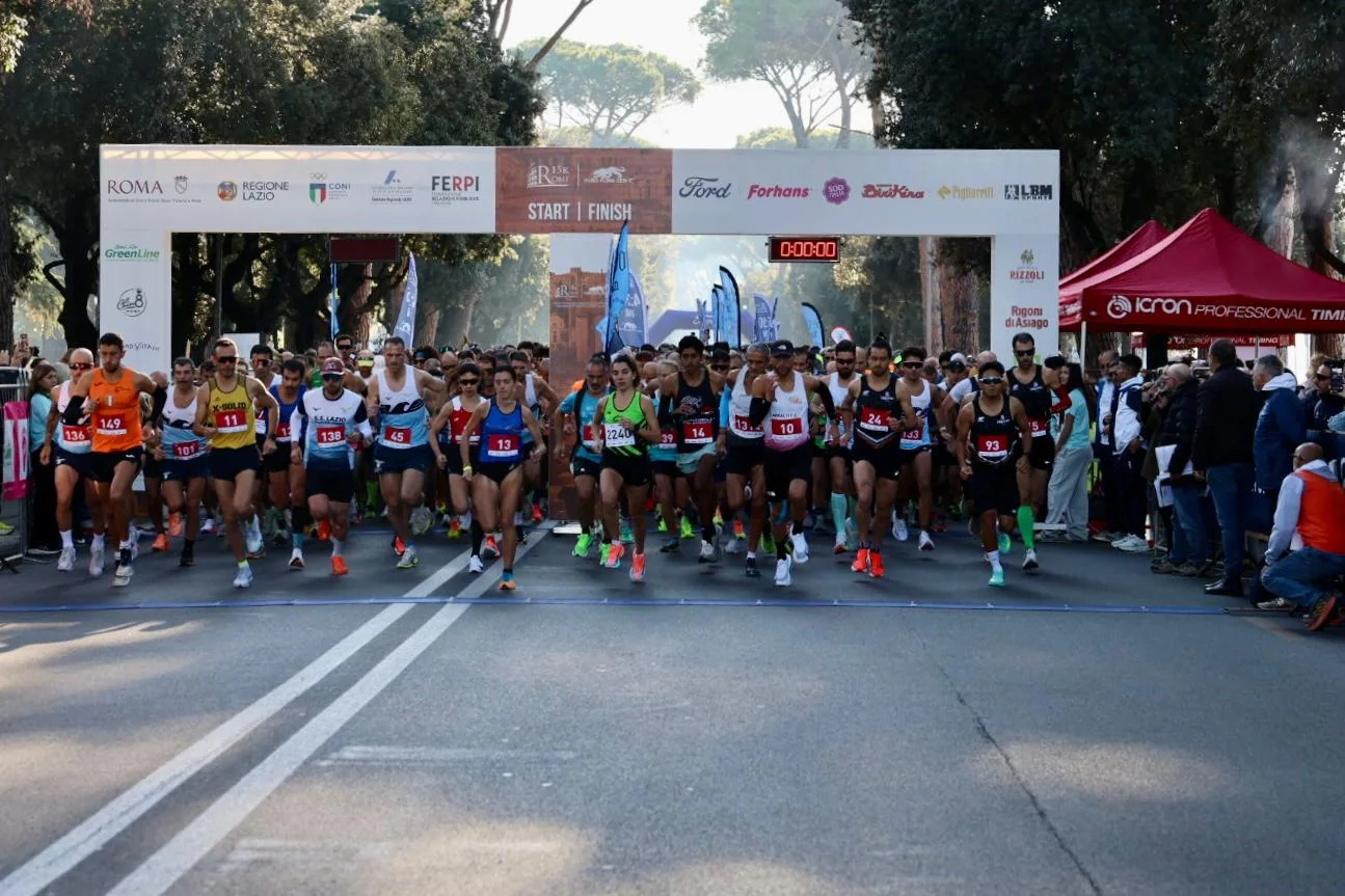 Старт Rome 15K під білою аркою; архів випуску 2025 року.