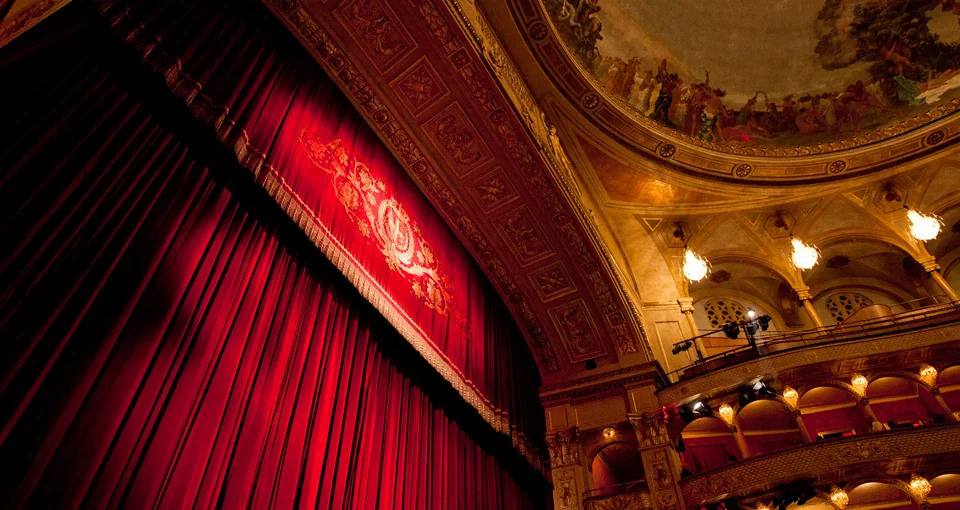 Le rideau rouge et les loges du Teatro Costanzi ; vue d’archive de l’intérieur.