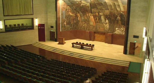 Актова зала ректорату Sapienza зі сценою та розписом; майданчик концертів IUC.