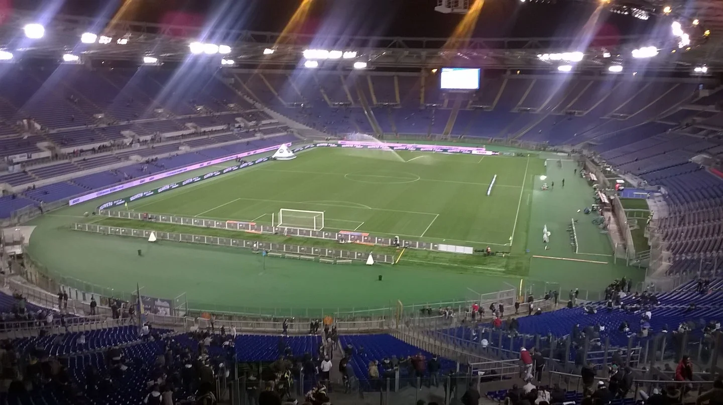 Das Stadio Olimpico am Abend mit Fußballfeld und Zuschauern auf den Rängen; Archivaufnahme von 2015.