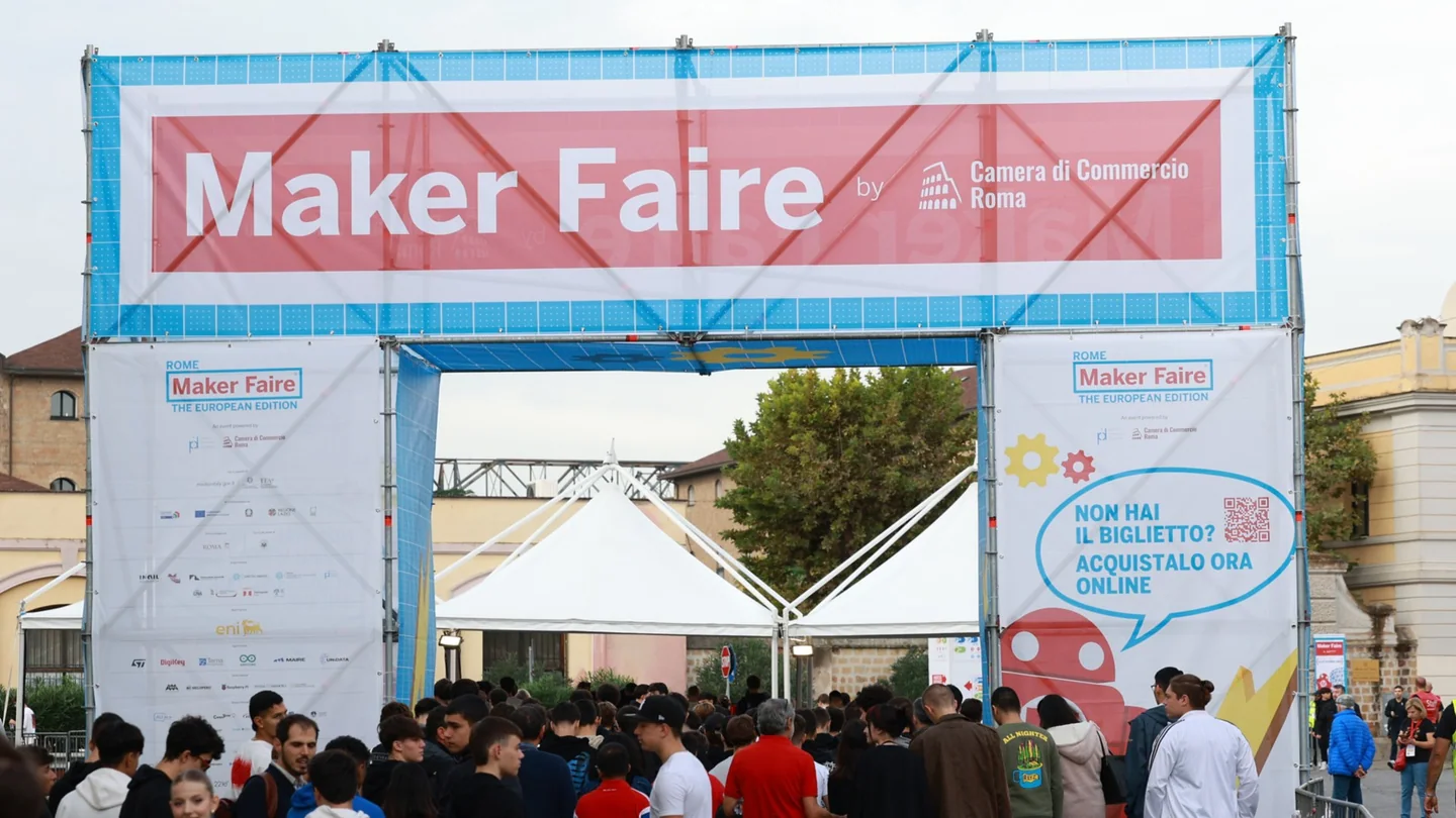 Besucher am Eingang der Maker Faire Rome 2024.