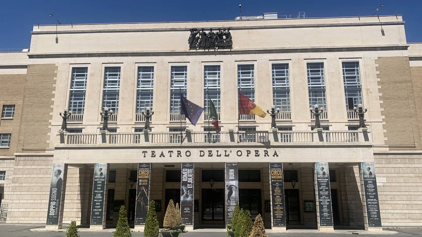 La façade du Teatro Costanzi avec les affiches d’une saison antérieure ; vue du théâtre.