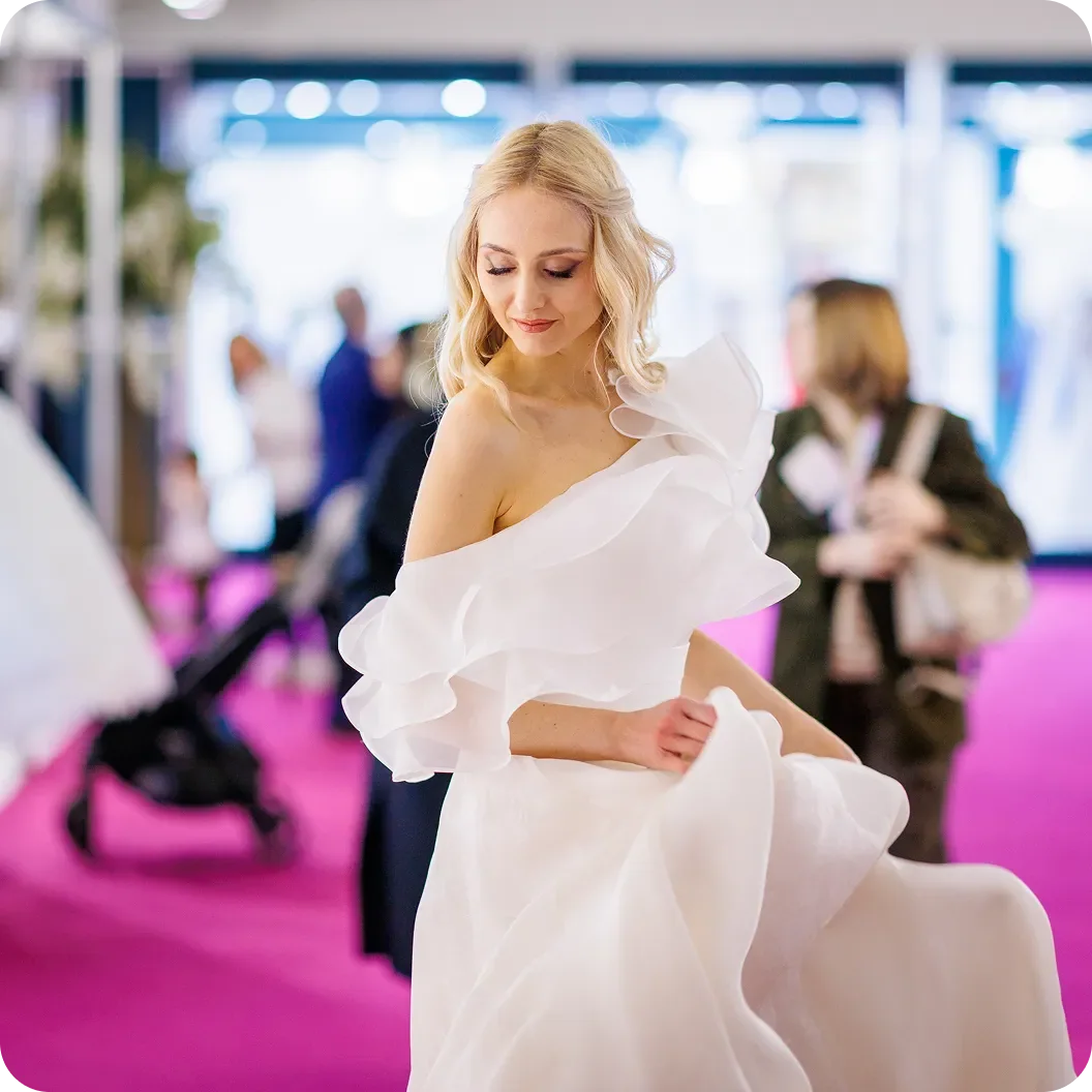 Model im weißen Kleid mit plastischen Details; Rome Bridal Week 2026.