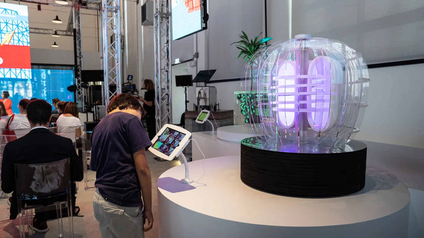 Ein Besucher an einer beleuchteten Installation der Maker Faire 2022.
