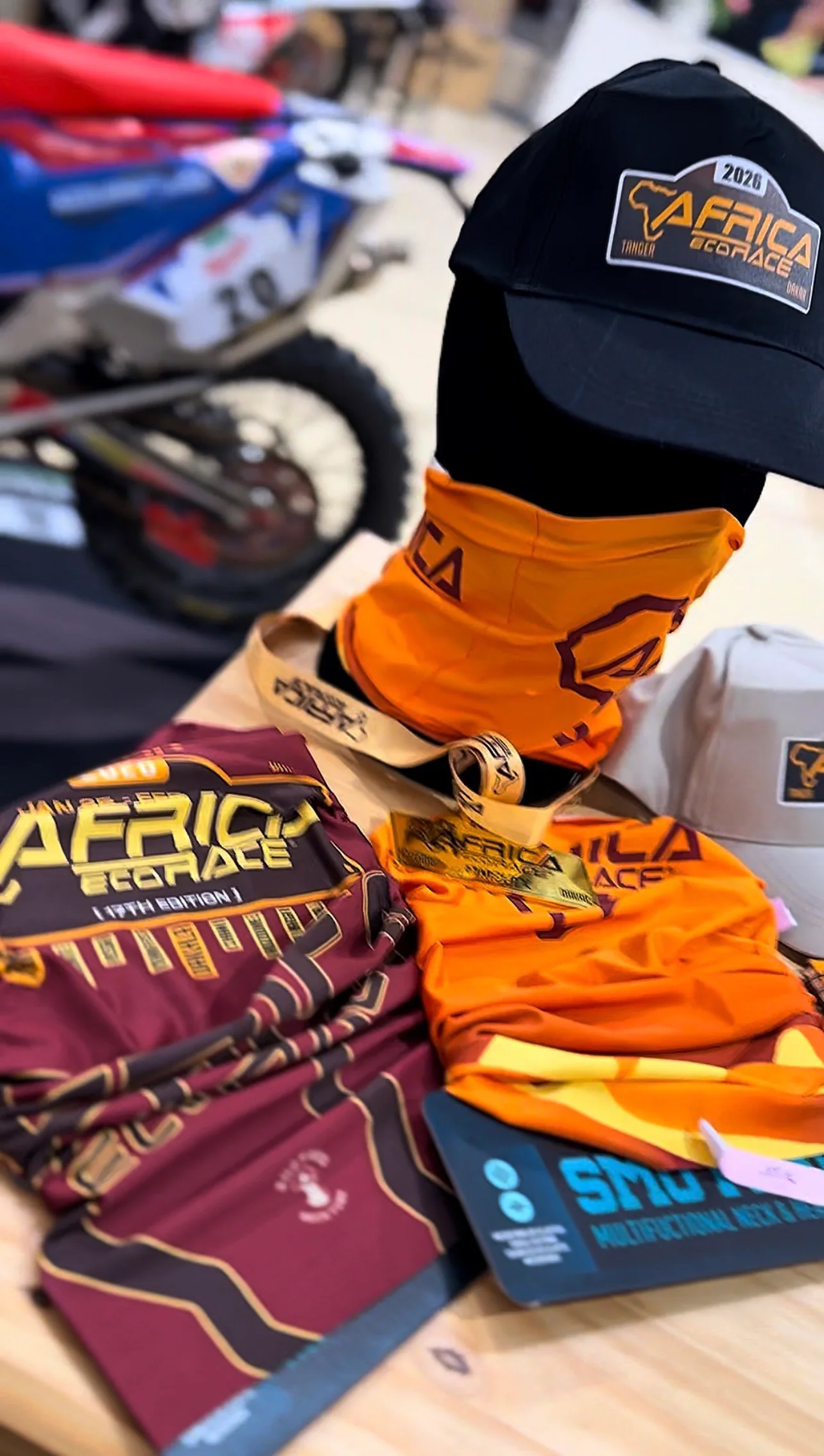 Kappen und Zubehör der Africa Eco Race neben einem Motorrad; Archiv von Motodays.