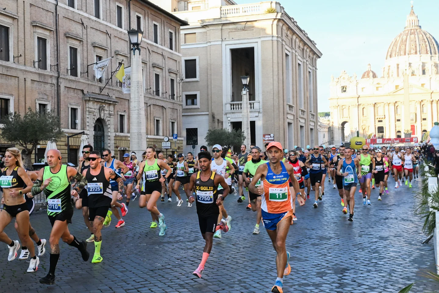 Учасники Corsa dei Santi на Via della Conciliazione; архів 2025 року.